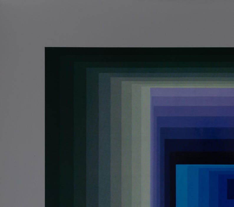 Peut inclure: &OElig;uvre d'art g&eacute;om&eacute;trique abstraite pr&eacute;sentant une s&eacute;rie de carr&eacute;s imbriqu&eacute;s dans des tons de bleu, de vert et de gris. L'&oelig;uvre a un effet de d&eacute;grad&eacute;, avec des couleurs plus fonc&eacute;es sur les bords et des nuances plus claires vers le centre. L'ensemble est pos&eacute; sur un fond gris.