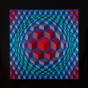 Puede incluir: Obra de arte geom&eacute;trica abstracta con una esfera central compuesta por cubos rojos, morados y azules. La esfera est&aacute; rodeada por anillos conc&eacute;ntricos de cubos azules y verdes, sobre un fondo oscuro. La obra tiene un efecto 3D.