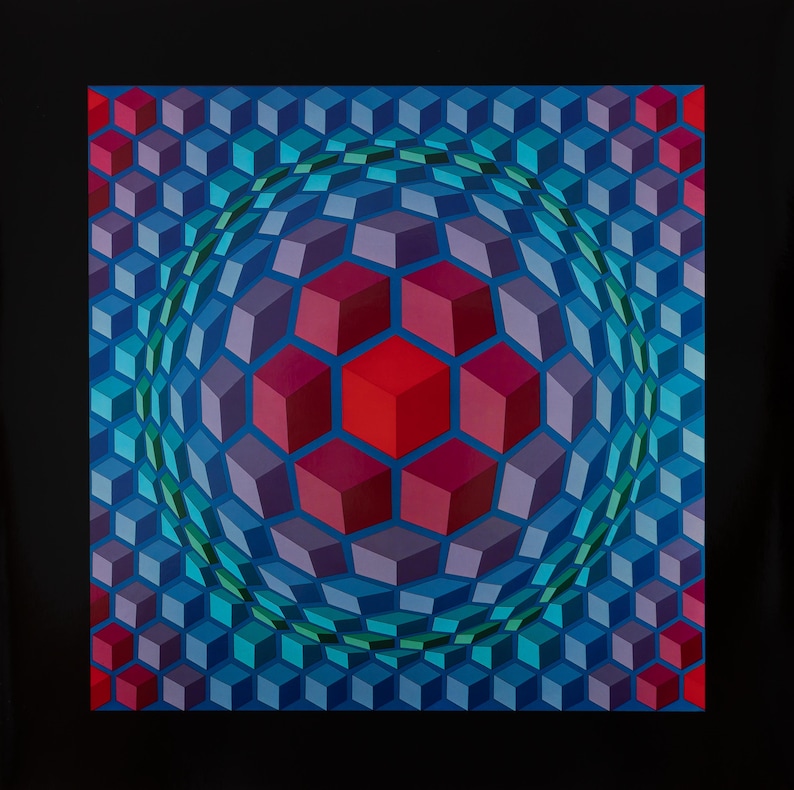 Puede incluir: Obra de arte geom&eacute;trica abstracta con una esfera central compuesta por cubos rojos, morados y azules. La esfera est&aacute; rodeada por anillos conc&eacute;ntricos de cubos azules y verdes, sobre un fondo oscuro. La obra tiene un efecto 3D.