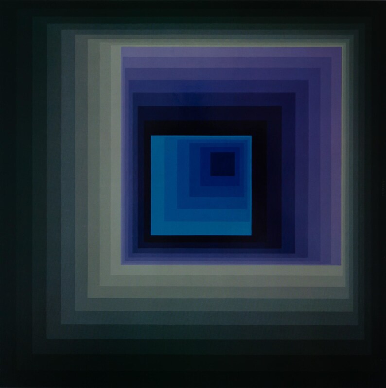 Peut inclure: &OElig;uvre d'art abstraite g&eacute;om&eacute;trique avec des carr&eacute;s concentriques dans des tons de bleu, violet et gris. La conception cr&eacute;e un effet de tunnel visuel, avec un carr&eacute; central bleu vif sur un fond sombre. L'&oelig;uvre est une &eacute;tude de la couleur et de la forme.