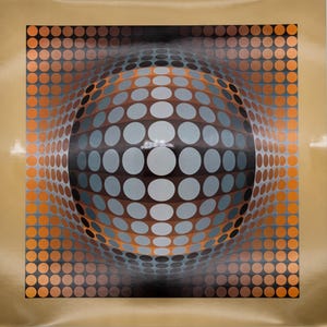 Puede incluir: Impresión artística geométrica abstracta con una ilusión de esfera 3D. La obra de arte utiliza un patrón de círculos naranjas, marrones y grises sobre un fondo dorado. El diseño crea una sensación de profundidad y movimiento.