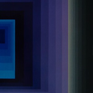 Peut inclure: &OElig;uvre d'art g&eacute;om&eacute;trique abstraite pr&eacute;sentant un motif de carr&eacute;s imbriqu&eacute;s dans des tons de bleu, passant &agrave; des rayures verticales violet fonc&eacute; et vertes. L'&oelig;uvre a une esth&eacute;tique moderne avec un d&eacute;grad&eacute; de couleurs.