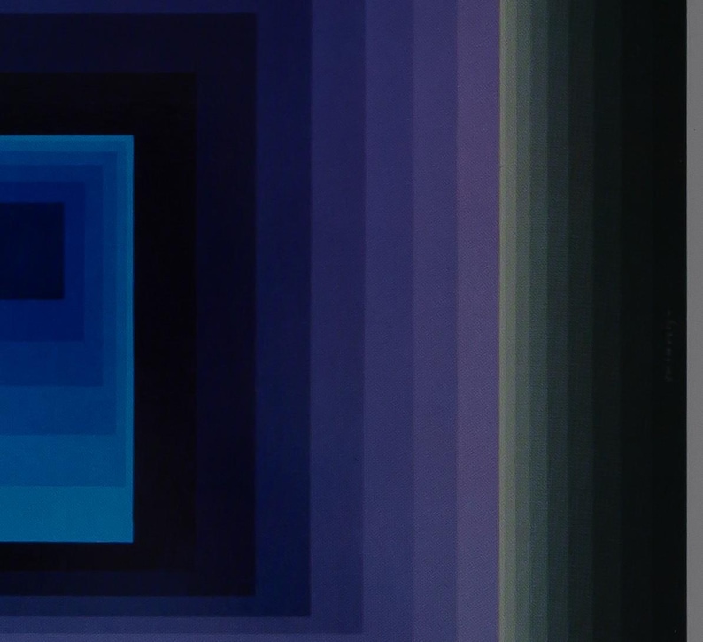 Peut inclure: &OElig;uvre d'art g&eacute;om&eacute;trique abstraite pr&eacute;sentant un motif de carr&eacute;s imbriqu&eacute;s dans des tons de bleu, passant &agrave; des rayures verticales violet fonc&eacute; et vertes. L'&oelig;uvre a une esth&eacute;tique moderne avec un d&eacute;grad&eacute; de couleurs.