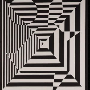 Puede incluir: Obra de arte geom&eacute;trica abstracta en blanco y negro. El dise&ntilde;o presenta un c&iacute;rculo, cuadrados y l&iacute;neas que crean una ilusi&oacute;n &oacute;ptica. La obra est&aacute; enmarcada con un borde negro.
