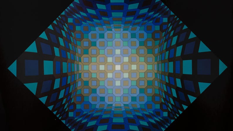 K&ouml;nnte beinhalten: Abstrakte geometrische Kunst mit rautenf&ouml;rmigem Design und 3D-Effekt. Das Muster verwendet Quadrate, Achtecke und Dreiecke in Blau-, T&uuml;rkis- und Braunt&ouml;nen vor einem schwarzen Hintergrund, wodurch ein Gef&uuml;hl von Tiefe entsteht.