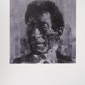 以下が含まれることがあります： 男性の顔の白黒ポートレート絵画。このアートワークは、太い筆致とテクスチャのある外観が特徴です。被写体の顔は影によって部分的に隠されており、劇的な効果を生み出しています。絵は白い背景にあります。