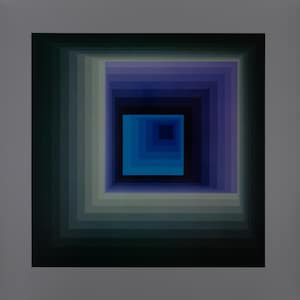 Peut inclure: &OElig;uvre d'art g&eacute;om&eacute;trique abstraite pr&eacute;sentant des carr&eacute;s concentriques dans des tons de bleu, de vert et de violet. L'&oelig;uvre cr&eacute;e un effet de profondeur visuelle, le carr&eacute; le plus interne apparaissant d'un bleu vif. L'&oelig;uvre est pos&eacute;e sur un fond gris.