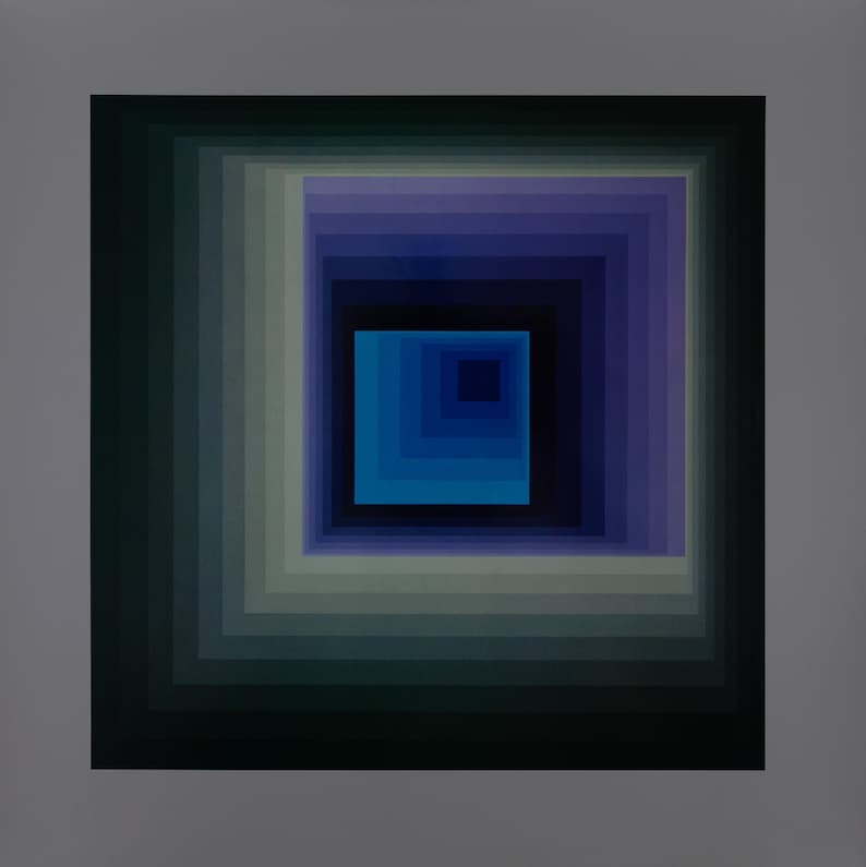 Peut inclure: &OElig;uvre d'art g&eacute;om&eacute;trique abstraite pr&eacute;sentant des carr&eacute;s concentriques dans des tons de bleu, de vert et de violet. L'&oelig;uvre cr&eacute;e un effet de profondeur visuelle, le carr&eacute; le plus interne apparaissant d'un bleu vif. L'&oelig;uvre est pos&eacute;e sur un fond gris.