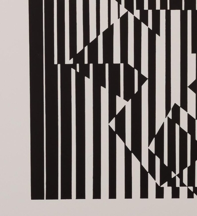 Peut inclure: Impression d'art g&eacute;om&eacute;trique abstraite en noir et blanc. L'&oelig;uvre pr&eacute;sente un motif de rayures noires verticales et de formes angulaires, cr&eacute;ant un effet visuel dynamique. Le design int&egrave;gre des triangles et d'autres formes g&eacute;om&eacute;triques, offrant une esth&eacute;tique moderne.
