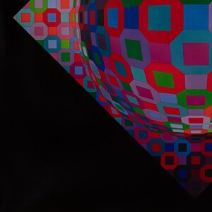 K&ouml;nnte beinhalten: Abstrakte geometrische Kunst mit einer gekr&uuml;mmten, dreidimensionalen Form, die aus farbenfrohen, ineinandergreifenden Formen besteht. Das Design umfasst rote, blaue, gr&uuml;ne und violette Elemente vor einem schwarzen Hintergrund. Das Kunstwerk hat einen modernen Stil der optischen T&auml;uschung.