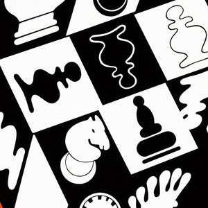 K&ouml;nnte beinhalten: Abstraktes Schachmotiv in Schwarz und Wei&szlig;. Das Bild zeigt verschiedene Schachfiguren-Silhouetten, darunter K&ouml;nig, Dame, Springer und Bauer, angeordnet in einem Schachbrettmuster. Das Design ist k&uuml;hn und grafisch, mit einer modernen &Auml;sthetik.