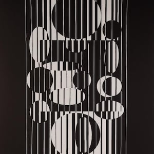 Könnte beinhalten: Abstrakte Schwarz-Weiß-Kunst mit einer vertikalen Anordnung geometrischer Formen. Das Design umfasst Kreise, Ovale und vertikale Linien, wodurch eine visuell dynamische und moderne Ästhetik entsteht. Der Kontrast zwischen dem schwarzen Hintergrund und den weißen Formen ist auffällig.