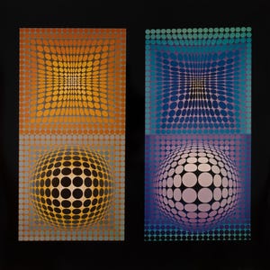 Puede incluir: Dos impresiones de arte abstracto con fondo negro. Una impresi&oacute;n presenta un dise&ntilde;o amarillo y naranja con una esfera de puntos negros y amarillos. La otra impresi&oacute;n tiene un dise&ntilde;o azul y morado con una esfera de puntos blancos y rosas.