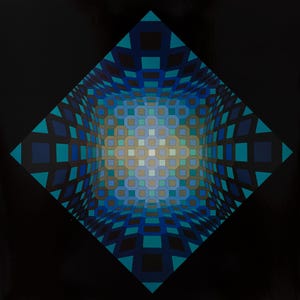 K&ouml;nnte beinhalten: Abstrakter geometrischer Kunstdruck. Ein rautenf&ouml;rmiges Muster mit 3D-Effekt, in Blau-, Gr&uuml;n- und Beiget&ouml;nen auf schwarzem Hintergrund. Das Design erzeugt eine optische T&auml;uschung von Tiefe und Perspektive.