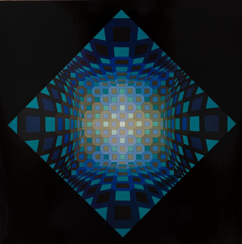 K&ouml;nnte beinhalten: Abstrakter geometrischer Kunstdruck. Ein rautenf&ouml;rmiges Muster mit 3D-Effekt, in Blau-, Gr&uuml;n- und Beiget&ouml;nen auf schwarzem Hintergrund. Das Design erzeugt eine optische T&auml;uschung von Tiefe und Perspektive.