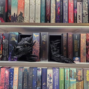 Book Nook Drache Schwarz handbemalt | Bücherregal Dekoration | Fantasy Buchstütze