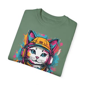 Cartoon kat met cadeau uniseks kledingstuk geverfd T-shirt, lachend kattenliefhebber T-shirt, schattig kat cadeau-shirt, dier grafisch T-shirt, cartoon kat T-shirt