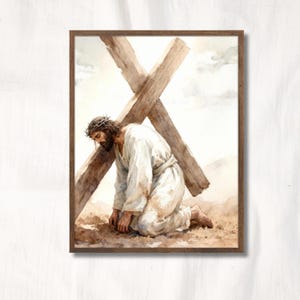 Op de afbeelding: Waterverfprint van een religieuze scène. Een figuur in witte gewaden knielt en draagt een houten kruis. Een doornenkroon siert het hoofd van de figuur. Het kunstwerk is ingelijst in een bruine houten lijst.