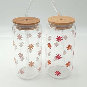 Drinking glass with daisy design in pink, orange, or pastel | Glass with bamboo lid and straw | 470ml can-style glass | Gift