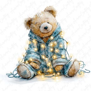 Könnte beinhalten: Aquarellillustration eines Teddybären in einer blauen Jacke mit Blumenmuster, umwickelt von leuchtenden Lichterketten. Der Bär hat einen freundlichen Ausdruck und sitzt. Das Gesamtthema ist gemütlich und festlich.