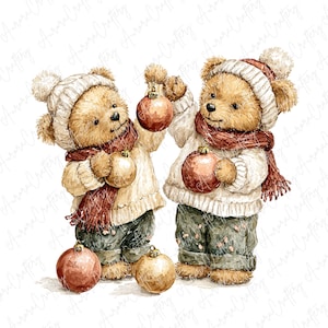 Può includere: Illustrazione ad acquerello di due orsetti vestiti per l'inverno. Indossano cappelli di lana bianchi con pompon, sciarpe rosse e tengono in mano delle decorazioni natalizie. Gli orsetti sono in una scena festosa, con decorazioni aggiuntive ai loro piedi.
