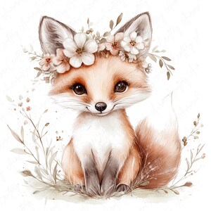 Pu&ograve; includere: Un'illustrazione ad acquerello di una volpe carina che indossa una corona di fiori. La volpe &egrave; seduta su un letto di foglie verdi e fiori. La volpe ha una coda soffice e grandi occhi marroni.