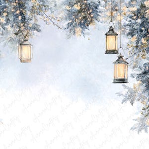 Może przedstawiać: Akwarelowa ilustracja zimowej scenerii z trzema wiszącymi lampionami. Lampiony świecą ciepłym blaskiem na tle ośnieżonych gałęzi sosny i migoczących światełek. Paleta kolorów jest miękka i stonowana.