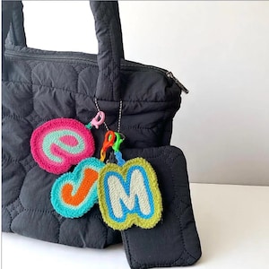 Llavero con letra de aguja perforadora, llavero con inicial personalizado, regalo para baby shower o cumpleaños, dije para bolso, regalo personalizado hecho a mano para ella