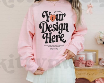 Gildan Rosa 18000 Mockup | Süßes Kokette Gildan 18000 Rosa Mockup | Gildan Süßer Mockup | Vorderseite Hellrosa kokett G180 Mockup