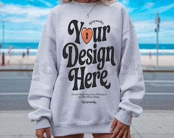 Gildan Ash 18000 Mockup | Strand Mockup Gildan 18000 Esche | 18000 Ash Mockup |  Vorderseite G180 Mockup Ästhetik Outdoors Beach Mockup Trendy