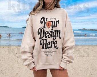 Gildan Sand 18000 Mockup | Strand Mockup Gildan 18000 Sand | 18000 Sand Mockup |  Vorderseite G180 Mockup Ästhetik Outdoors Beach Mockup Trendy