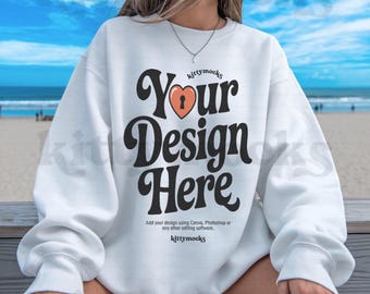 Gildan Weiß 18000 Mockup | Strand Mockup Gildan 18000 Weiß | 18000 Weiß Mockup |  Vorderseite G180 Mockup Ästhetik Outdoors Beach Mockup Trendy