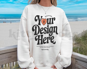 Gildan Weiß 18000 Mockup | Strand Mockup Gildan 18000 Weiß | 18000 Weiß Mockup |  Vorderseite G180 Mockup Ästhetik Outdoors Beach Mockup Trendy