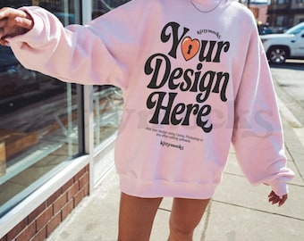 Gildan Rosa 18000 Mockup | Trendiges Gildan 18000 Hellrosa Mockup |  Vorderseite G180 Übergroße Mockup Ästhetik Im Freien Gemütlich Lässig Trendy