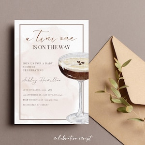 Pode incluir: Um convite de chá de bebê branco com uma ilustração de aquarela marrom de uma taça de martini com grãos de café. O texto diz "a tini one is on the way" e inclui a data, a hora, o local, as informações de RSVP e os detalhes do registro.