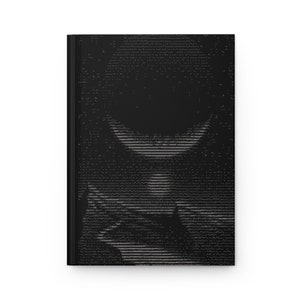 Peut inclure: Une couverture de carnet noir avec un motif blanc d'un visage humain composé de lignes de code.