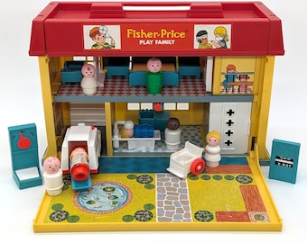 Puede incluir: Un set de juego de hospital Fisher-Price Play Family vintage con techo rojo, paredes amarillas y base plegable. Incluye pequeñas figuras de plástico, una ambulancia blanca, una silla de ruedas y equipo médico con detalles de rayos X.