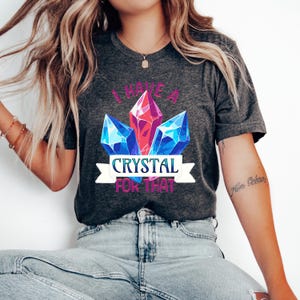 Camisa de cristal, camisa psíquica, camiseta gráfica de rocha de cristal, camiseta de amante de cartas de tarô, camisa de bruxa de cristal, presente de cristal para ela, camisa mística da fortuna