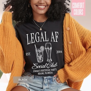 Puede incluir: Camiseta negra con texto blanco que dice "LEGAL AF EST. 2004 Social Club EMMA'S BIRTHDAY PARTY MIAMI, FLORIDA". La camiseta presenta un gráfico de un cóctel y un vaso de cerveza.