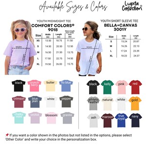 Peut inclure: Un tableau des tailles pour t-shirts jeunesse avec deux mod&egrave;les portant un t-shirt violet clair et un blanc. Il inclut des tableaux avec les mesures de largeur, longueur et manches en pouces pour Comfort Colors 9018 et Bella+Canvas 3001Y.