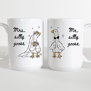 Mr. and Mrs Silly Goose ウェディングマグカップ • カップル向けの面白い新婚ギフト • カスタムエンゲージメントコーヒーマグ • ウェディングギフト • カスタムカップルマグ