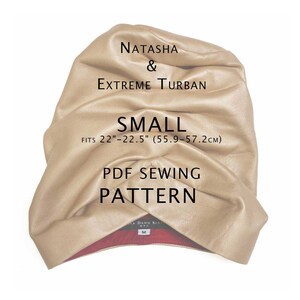 Op de afbeelding: Een naai-patroon voor een gouden leren turban in maat S, geschikt voor hoofdomvang van 55,9 tot 57,2 cm (22 tot 22,5 inch). Het patroon is geëtiketteerd met "Natasha & Extreme Turban" en "PDF-naai-patroon".