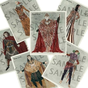 Puede incluir: Ilustraciones en acuarela de vestuario de "El Rey Lear" de Shakespeare. Las imágenes muestran personajes con trajes elaborados, con la palabra "SAMPLE" superpuesta en cada impresión. La imagen central representa al Rey Lear con una capa roja.