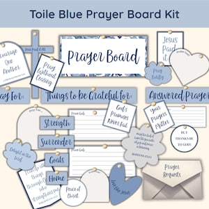 Puede incluir: Un kit de tablero de oración azul Toile con varios recortes y textos en azul claro. Incluye un "Prayer Board" central y tarjetas más pequeñas con frases como "Pray Without Ceasing" y "Answered Prayers".