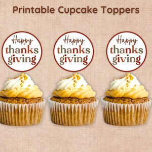 Op de afbeelding: Drie cupcakes met witte glazuur en hagelslag, elk bekroond met een cirkelvormige "Happy thanks giving" topper. De tekst "Printable Cupcake Toppers" staat bovenaan de afbeelding.