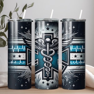 Puede incluir: Tres vasos de acero inoxidable con un diseño en negro, blanco y azul. El diseño presenta un símbolo médico de caduceo con alas, una estrella de la vida y un gráfico de latido del corazón.