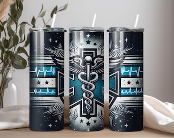 Può includere: Tre bicchieri in acciaio inossidabile con un design nero, bianco e blu. Il design presenta un simbolo medico di caduceo con ali, una stella della vita e un grafico del battito cardiaco.