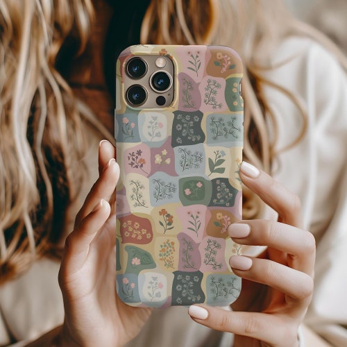 Retro telefoonhoesje met bloemenpatchwork | Pastelbotanisch tegelpatroon omslag | Vintage boho-beschermhoes, iPhone, Samsung Galaxy, Google Pixel