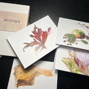 Jeu de 4 cartes saisonnières. 5 x 7 po. - AUTOMNE. À partir de peintures originales d'une feuille de géranium, d'un artichaut, d'un hosta, d'une ronce et d'un bramley.