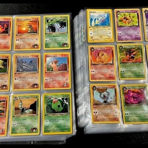 Pokemon Box, carta Vintage 1a Edizione inclusa + carte rare Holo Charizard Pikachu Bulbasaur Mewtwo Pokemon Cards